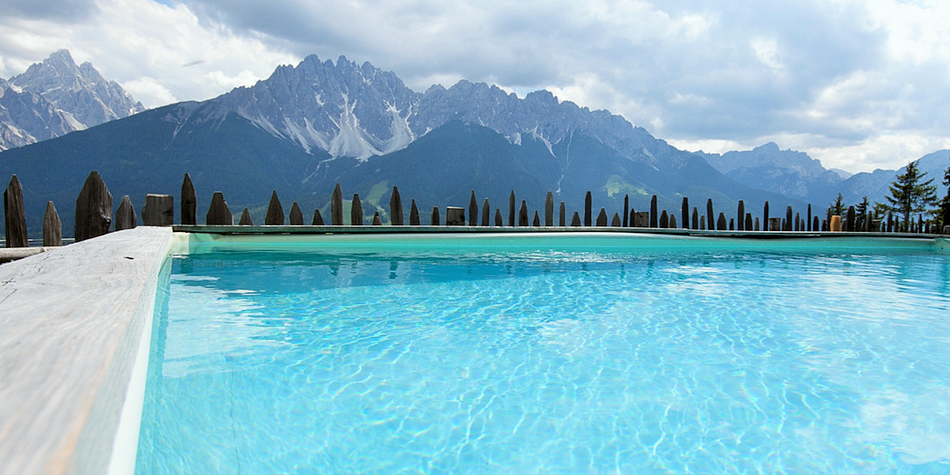 La piscina esterna con vista sulle montagne